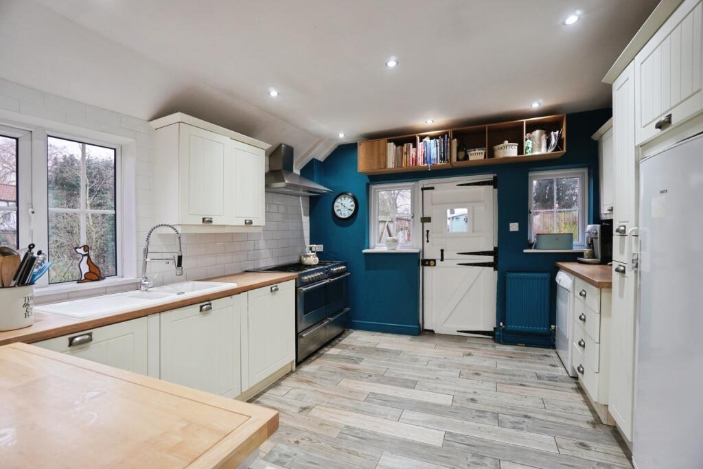 A beautiful cottage in Whitehouses - one of Retford's premier residential areas! photo 4