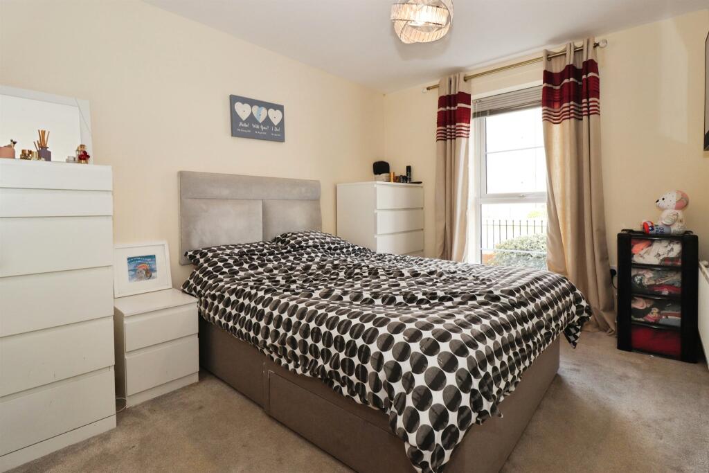 Clark Drive, Yate, Bristol photo 3