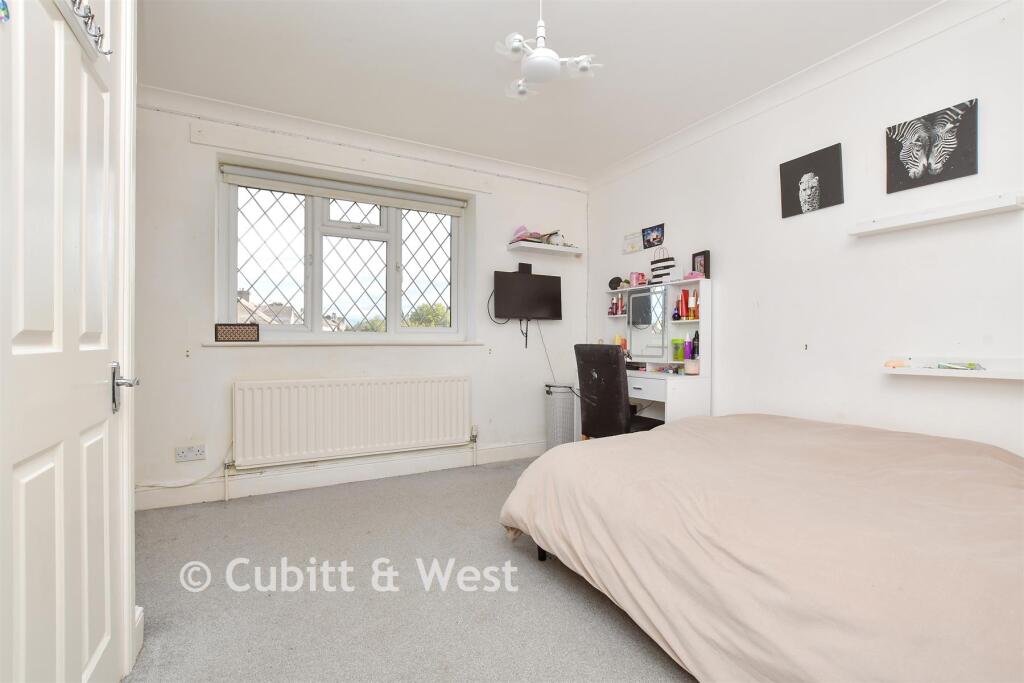 Oswald Close, Fetcham, Surrey photo 4