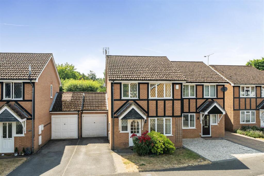 Main image of property: Waverley Way, Finchampstead, Berkshire, RG40 4YD