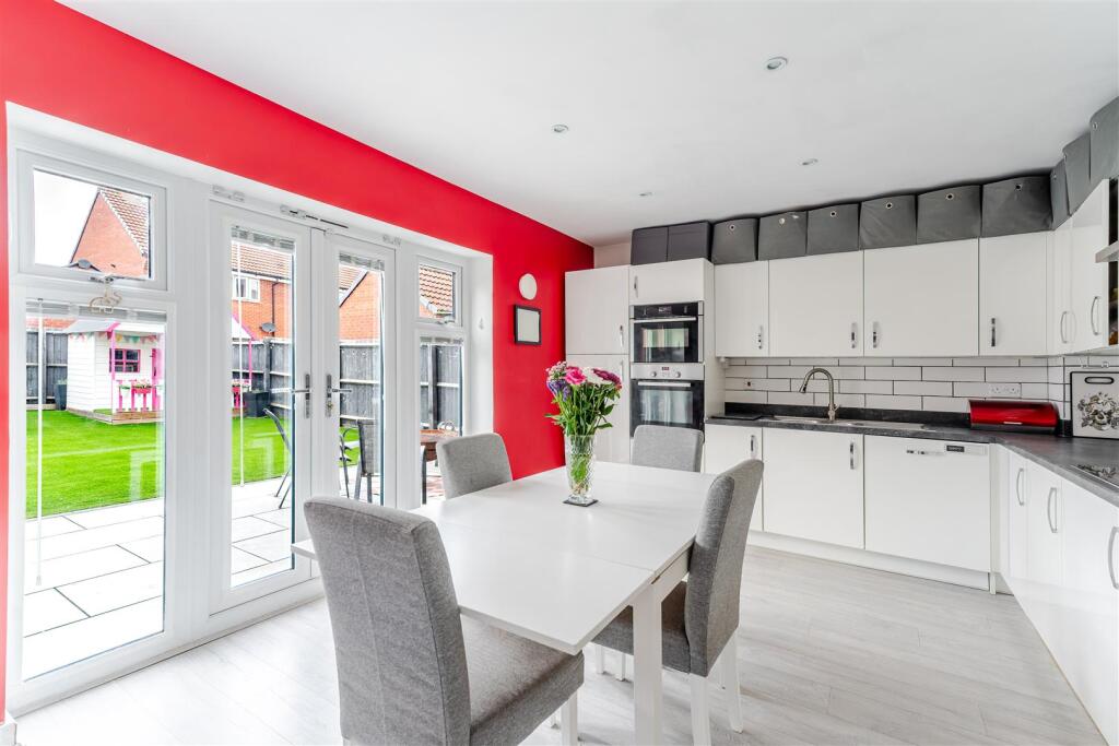 Beautifully presented three bedroom detached home in Yatton's North End photo 3