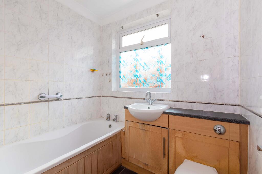 Apartment in Slough - View 5