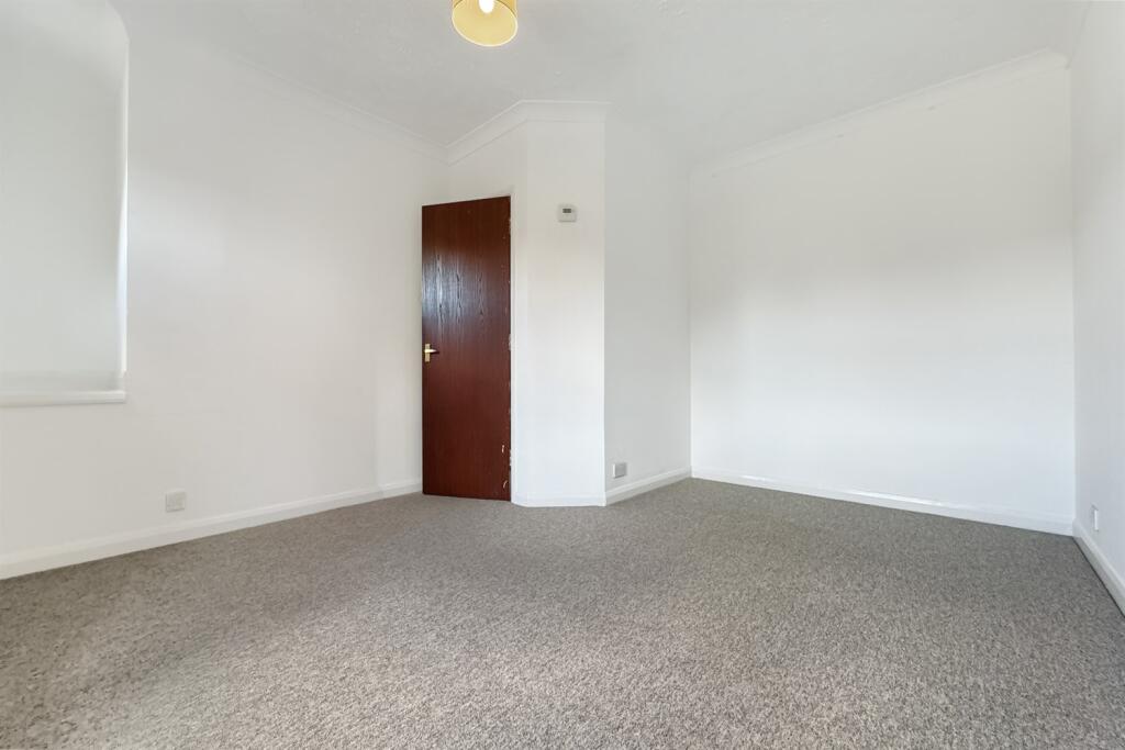 2 bedroom First Floor Flat in Chichester photo 3