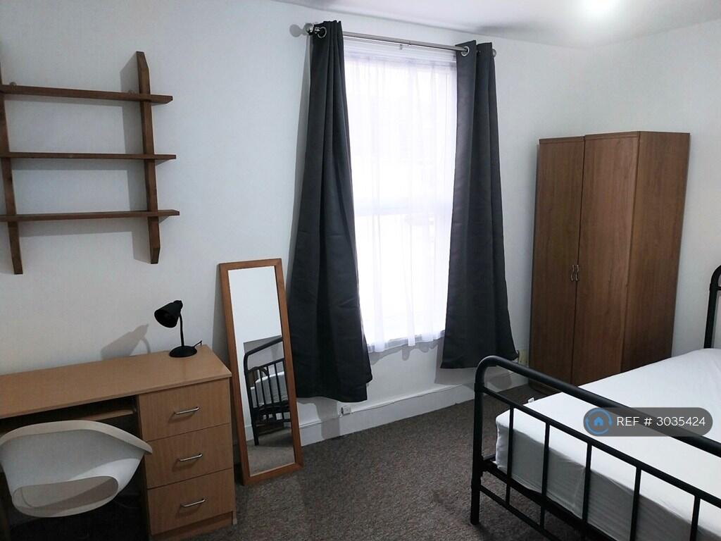 House in Portsmouth, Southsea - More