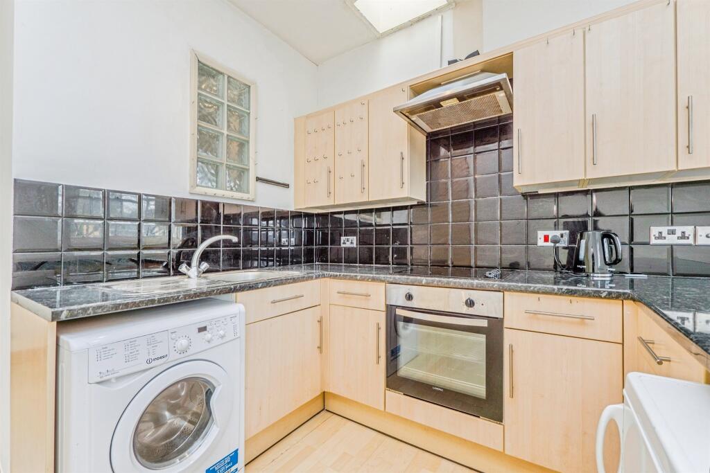 Apartment in Cardiff, Crockherbtown, Castle - View 2