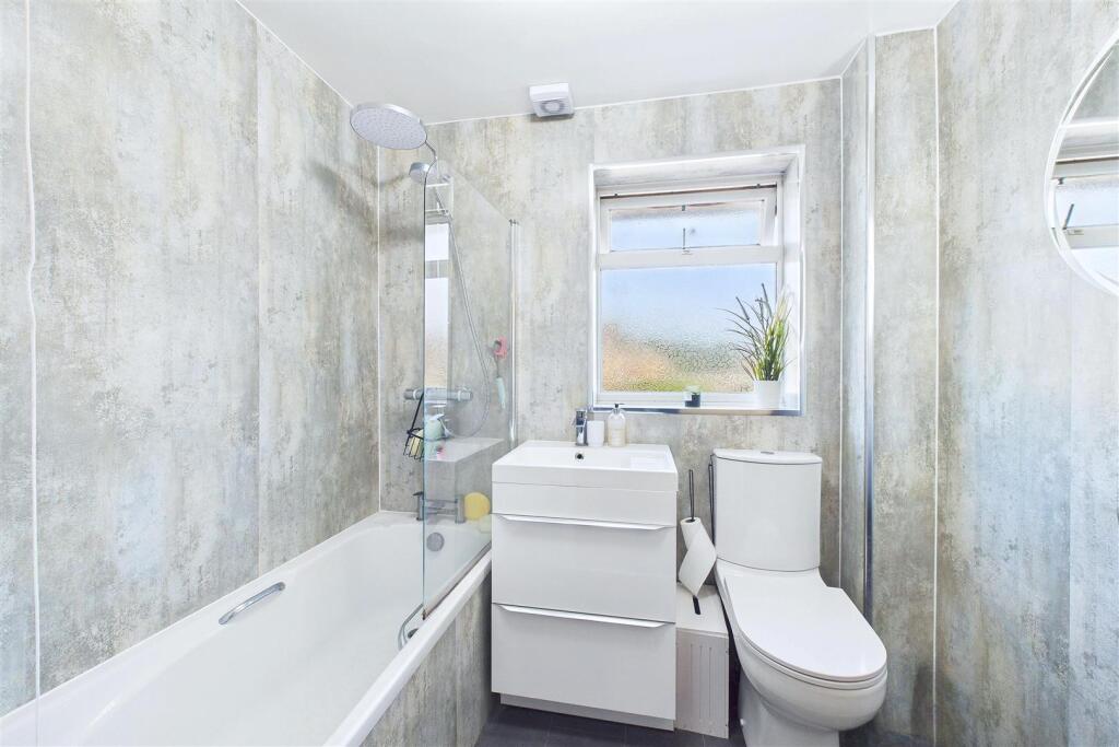 Central Clevedon cul-de-sac family home photo 4