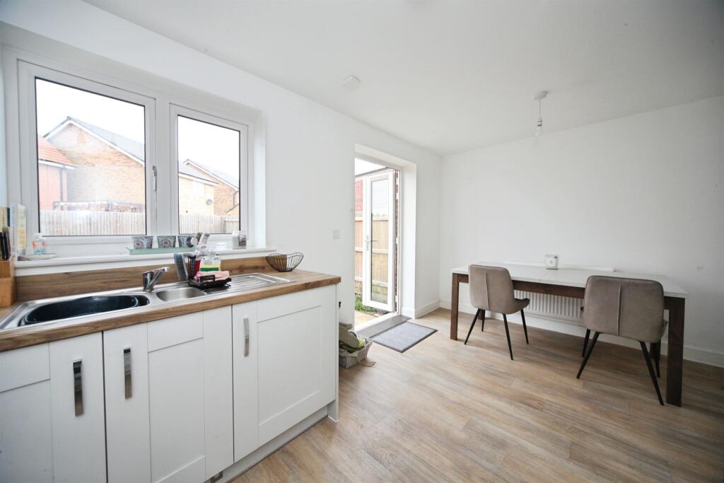 House in Houghton Regis, Central Bedfordshire - More