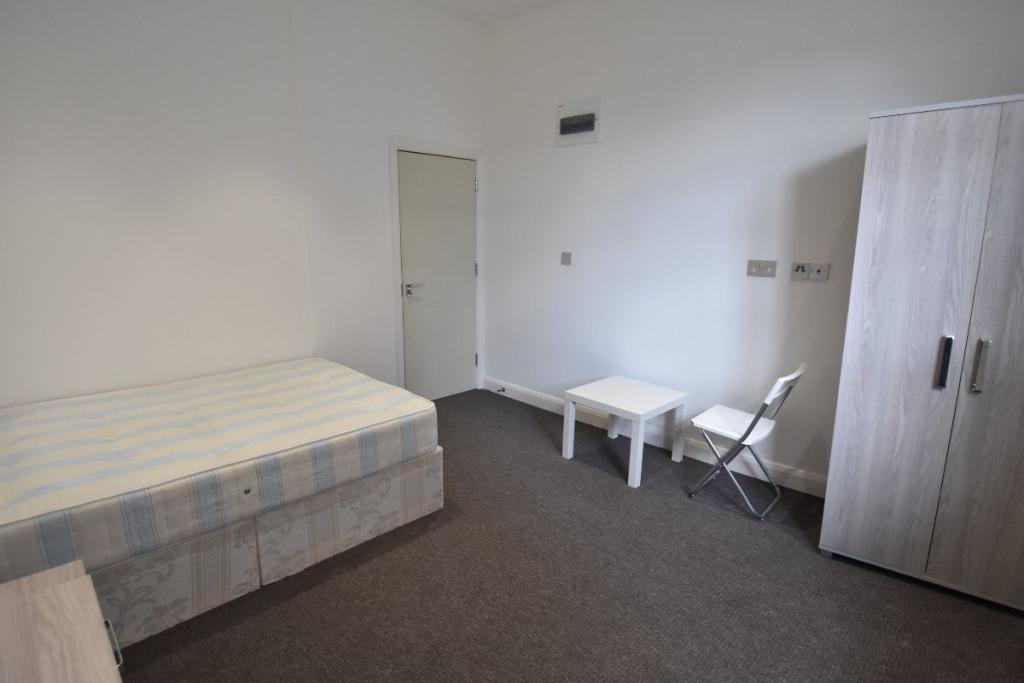 Main image of property: Room @ 275 Uxbridge Road W12