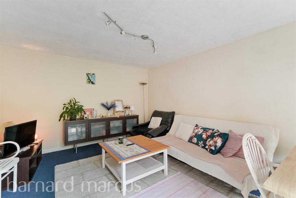 Apartment in London, Ollgar Close Estate, Shepherd's Bush - More