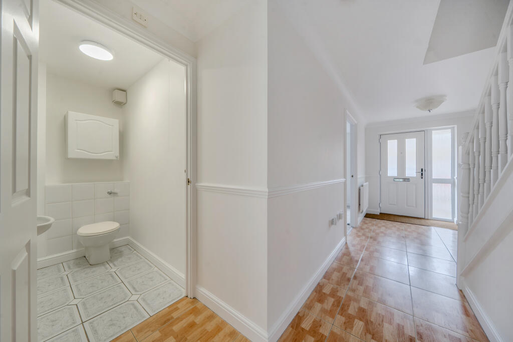 House in Dacorum, Apsley - More