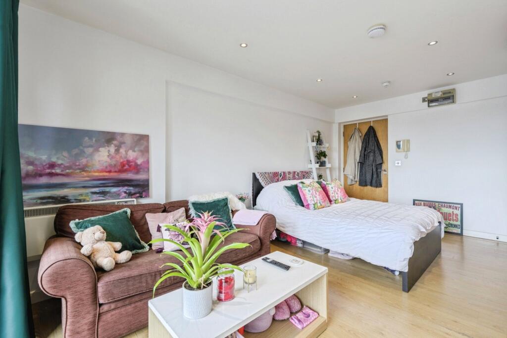 Apartment in Plymouth - More