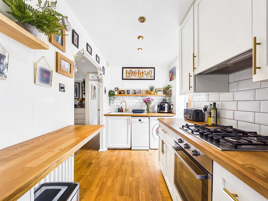 Main image of property: 33 Portland Road, London N15 4SY
