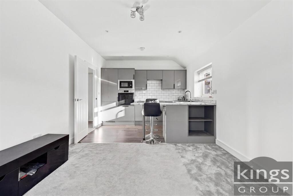 Apartment in London, Bush Hill Park, Southbury - View 3
