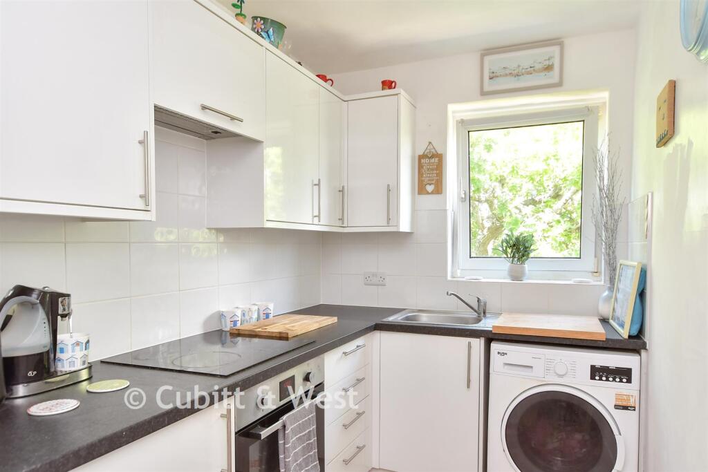 Apartment in Worthing, West Sussex - More