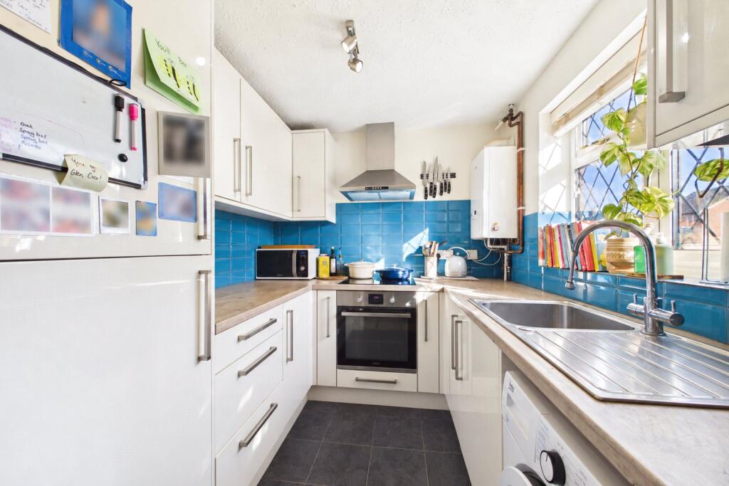 Hanbury Drive, Calcot, Reading, Berkshire, RG31 photo 2