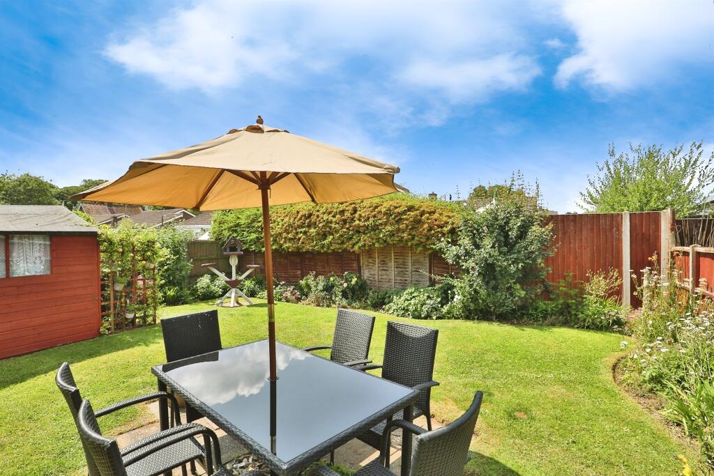 2-bed bungalow on Longfields, Swaffham, £250,000