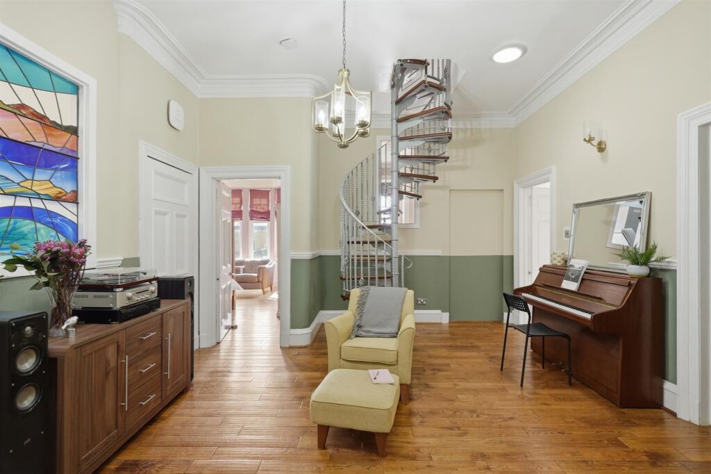 6 Whittingehame Drive, Claythorne, G12 0XU photo 2