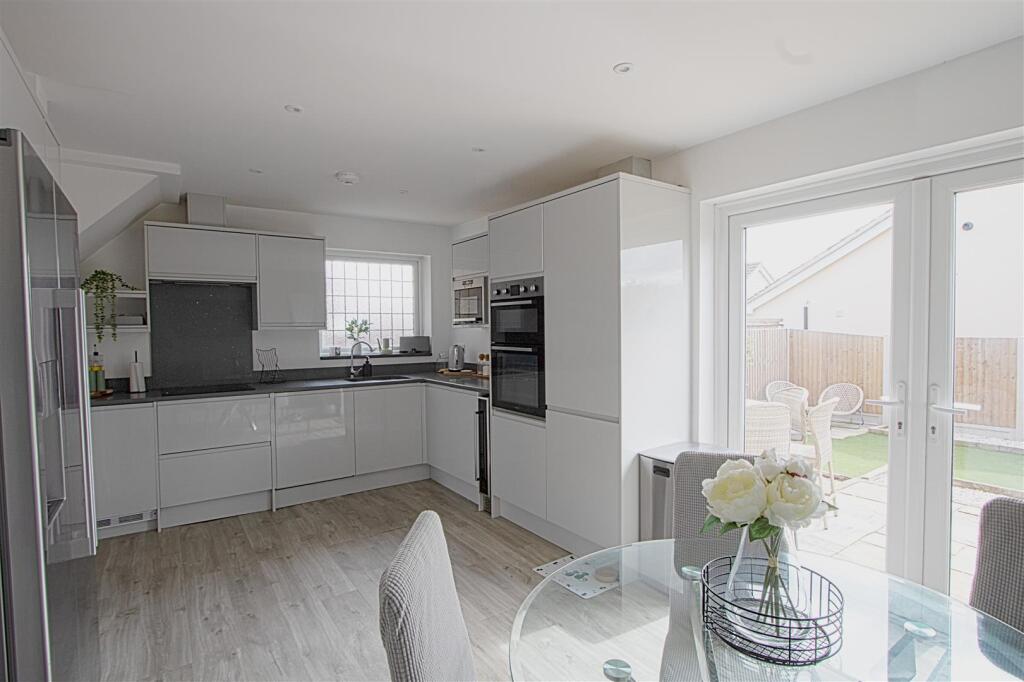 House in Basildon, Great Burstead and South Green - View 3