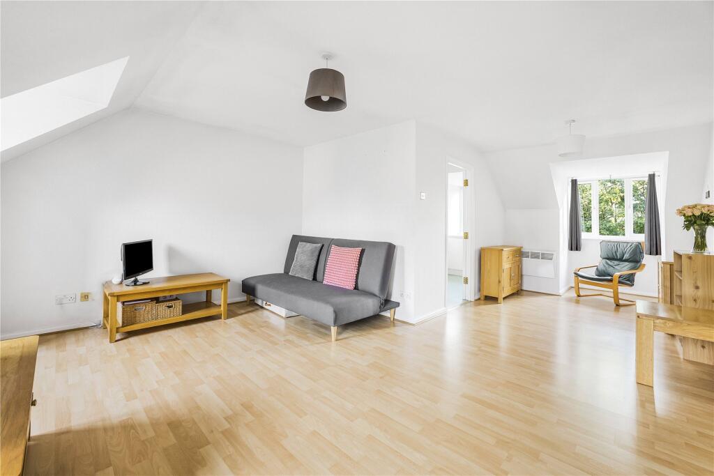 Apartment in Woking, Knaphill - View 4