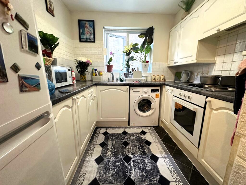 Apartment in Northampton, Grafton Street Industrial Estate, Semilong - View 2