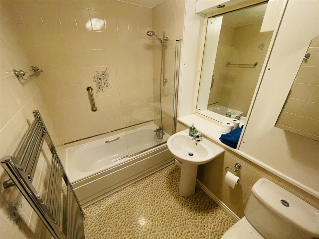 House in Heswall, Liverpool City Region - View 5