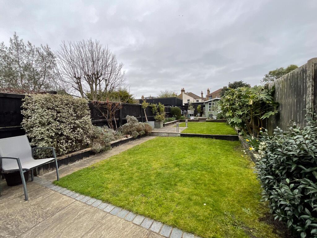 Leighville Grove, Leigh-on-Sea photo 4