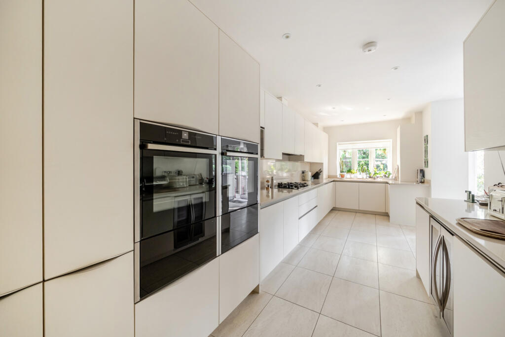 Apartment in Woking, Surrey - View 5