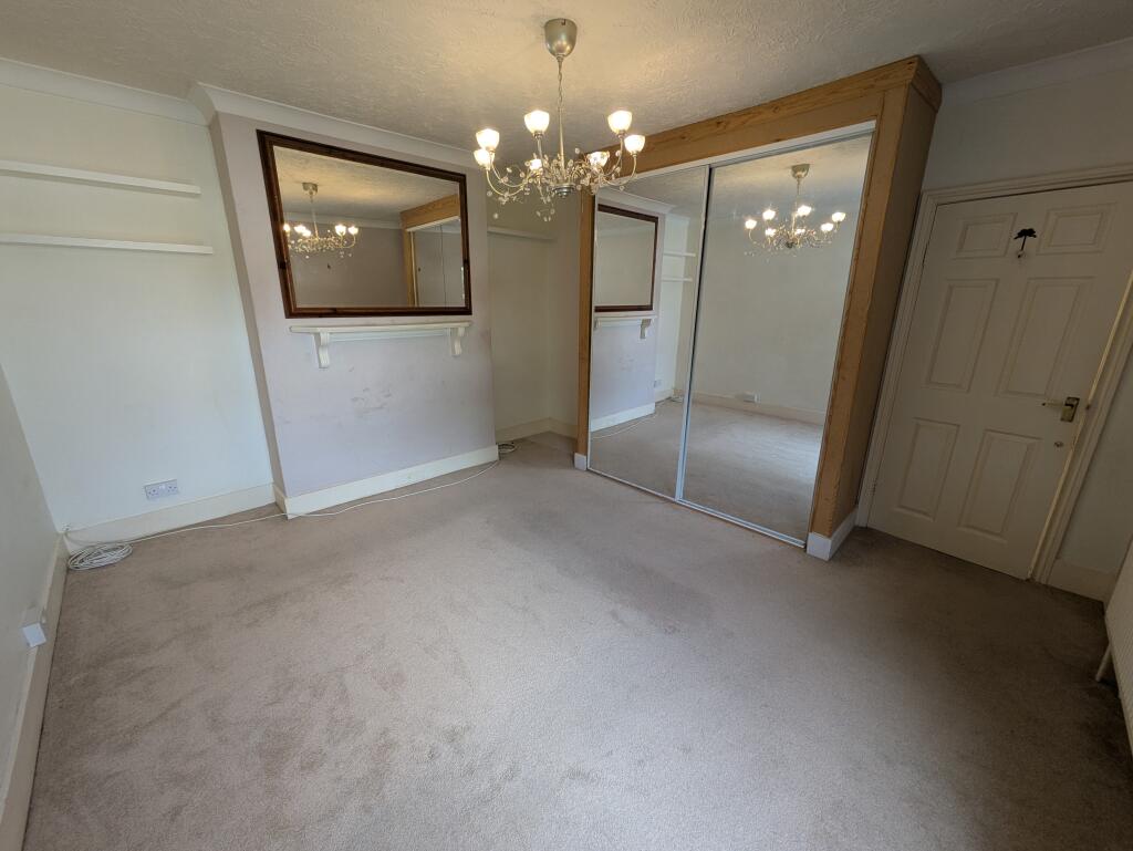 Apartment in Crawley, Southgate - View 3