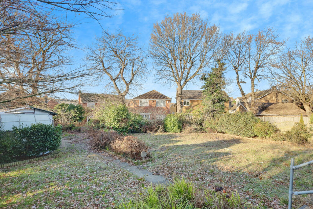 53, Dering Crescent, Leigh-on-sea, SS9 photo 4