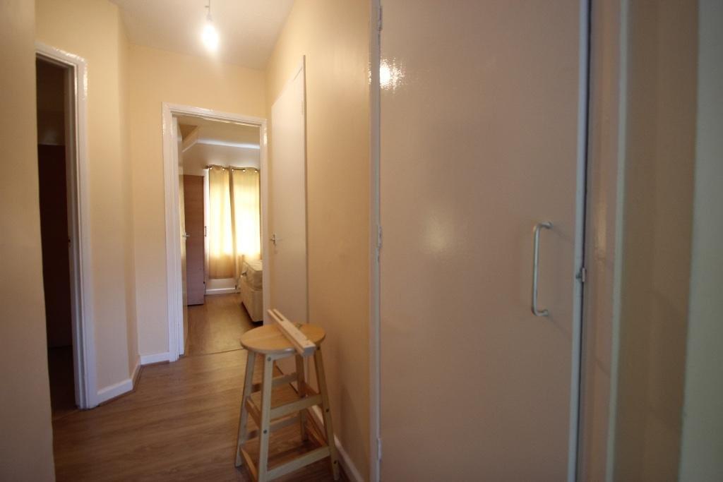House in High Wycombe, Centre Square, Daws Hill - View 5