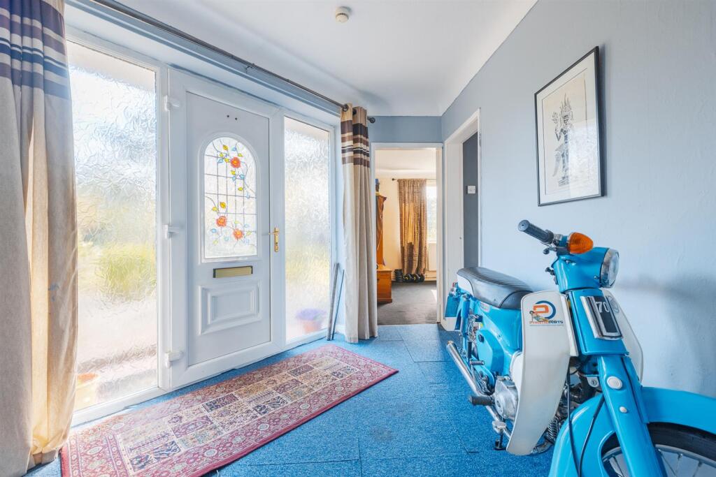 Waterford Drive, Little Neston, Neston photo 4
