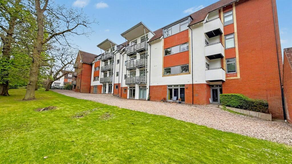 1-bed flat on 28 Griffin Close, Northfield, Birmingham, £130,000