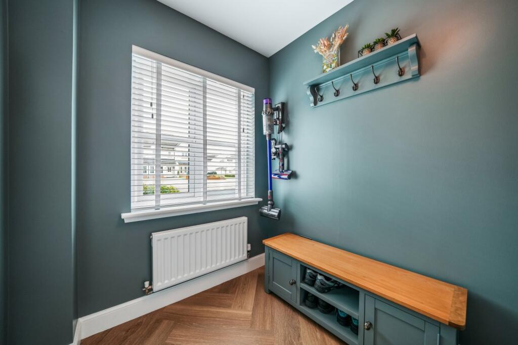 House in Auldhouse, Benthall, Crosshouse - More