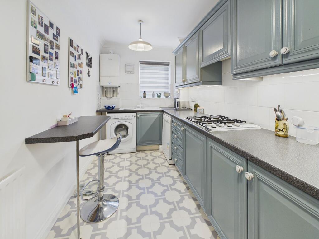 Apartment in Eastbourne, East Sussex - View 3