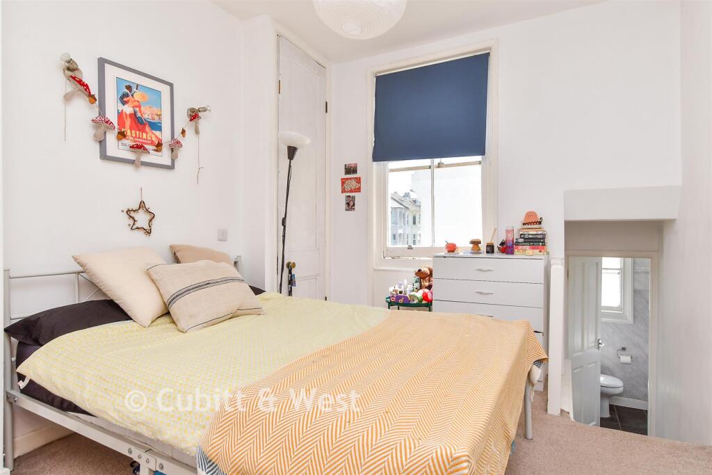 Apartment in Brighton, Round Hill - More
