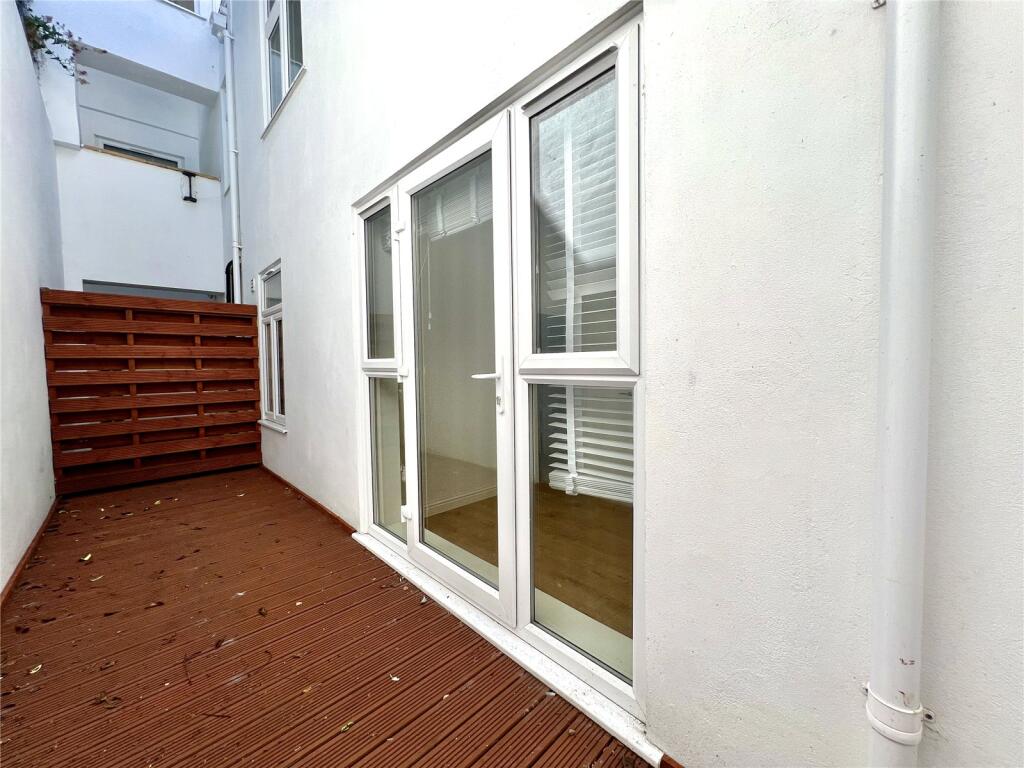 Apartment in Guildford, Surrey - View 5