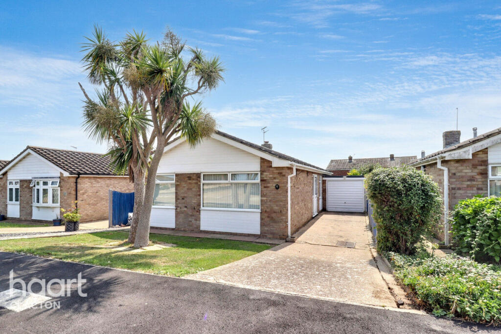 2-bed bungalow on Wade Reach, Walton On The Naze, £260,000