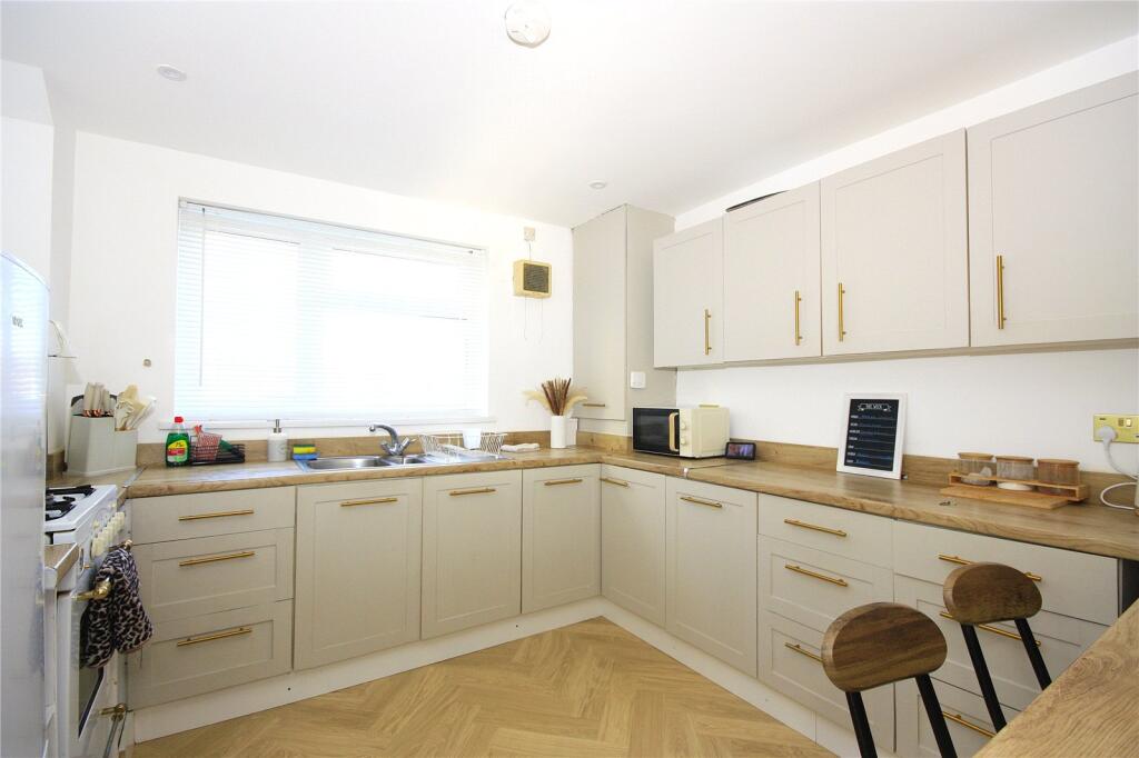Blendworth Crescent, Havant, Hampshire, PO9 photo 4