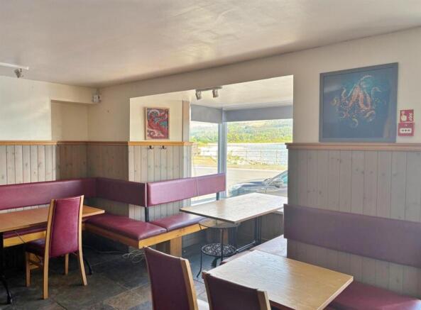 Bar / dining area