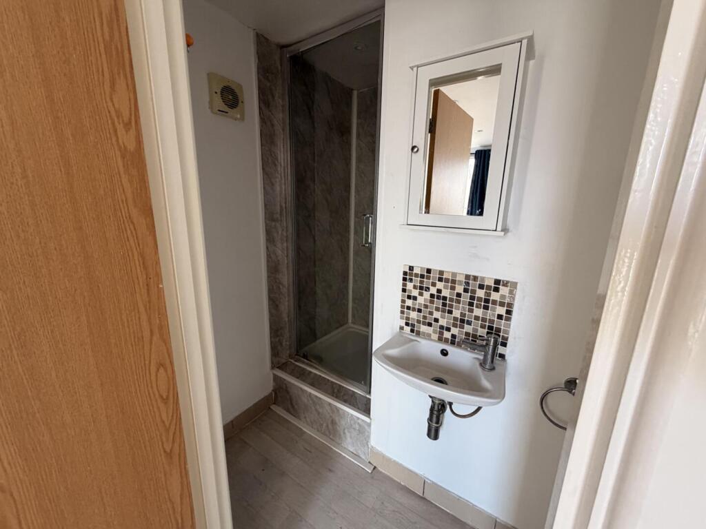 Apartment in Brighton, Round Hill - More