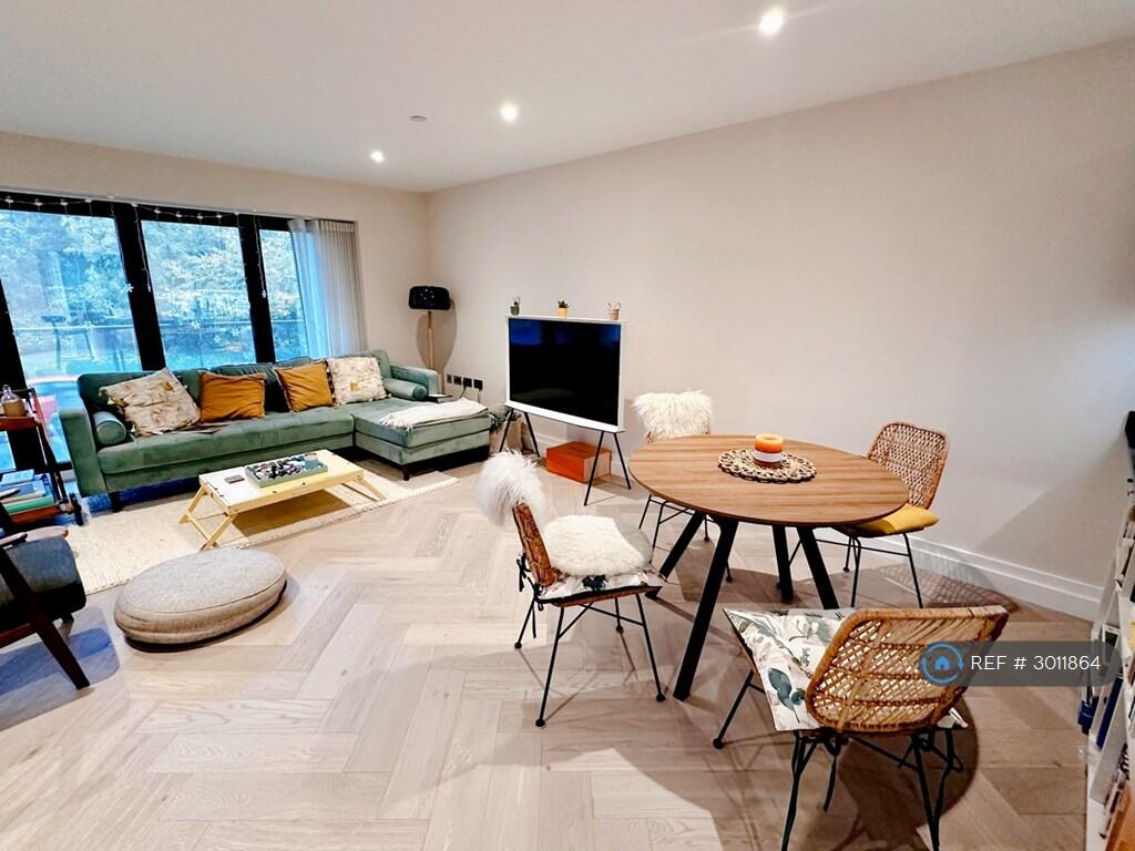 Apartment in Slough - More