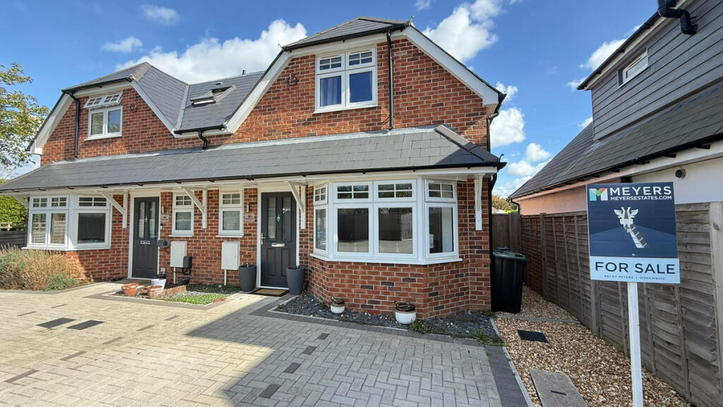 Main image of property: 6b Hayes Lane, Wimborne, BH21 2