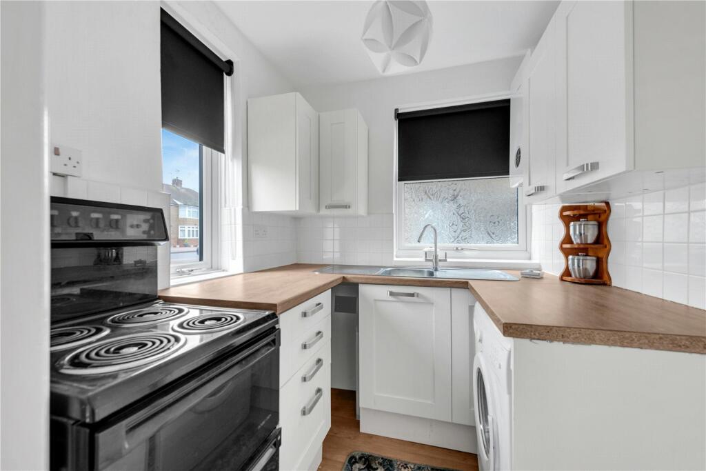 Eversley Avenue, Bexleyheath, Kent, DA7 photo 3