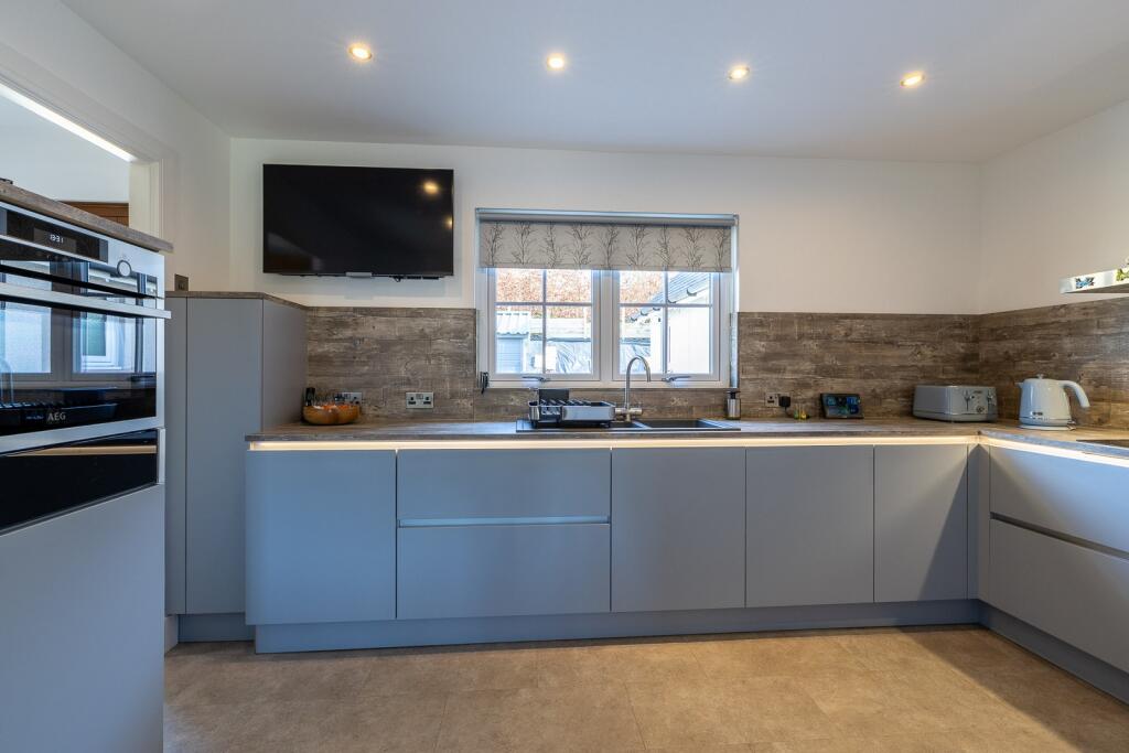 4 St. Colm Place, Pitlochry PH16 5FB photo 2