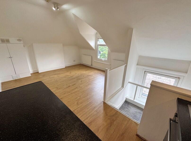 Apartment in London, Fallow Corner - View 5