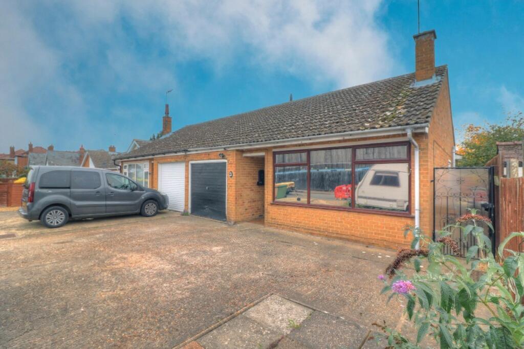 2-bed bungalow on Robingoodfellows Lane, March, PE15, £250,000