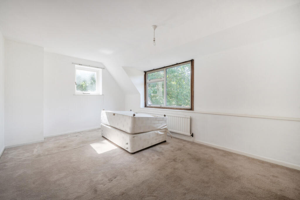 House in Cheapside, Sunninghill and Ascot - More