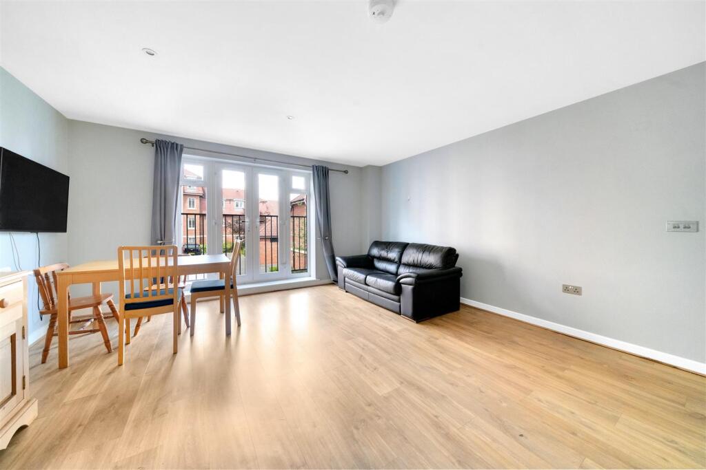 Apartment in Sutton - View 3