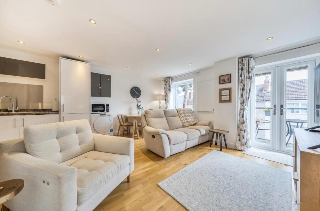 2-bed flat on Victoria Road, Old Town, Swindon, £150,000