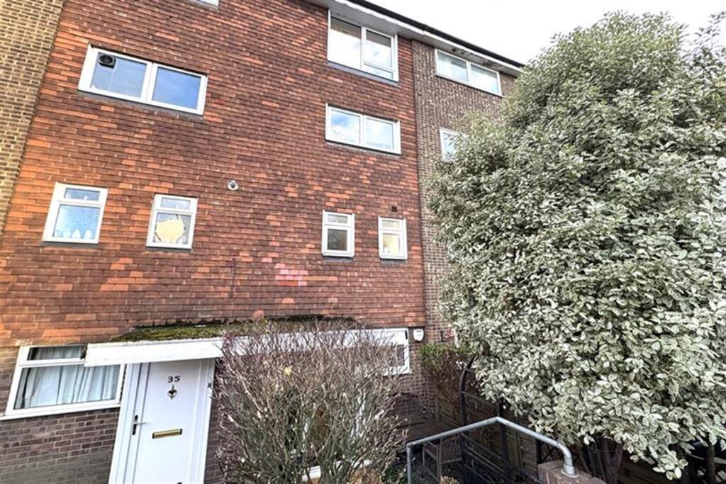 Main image of property: Capstan Square, E14